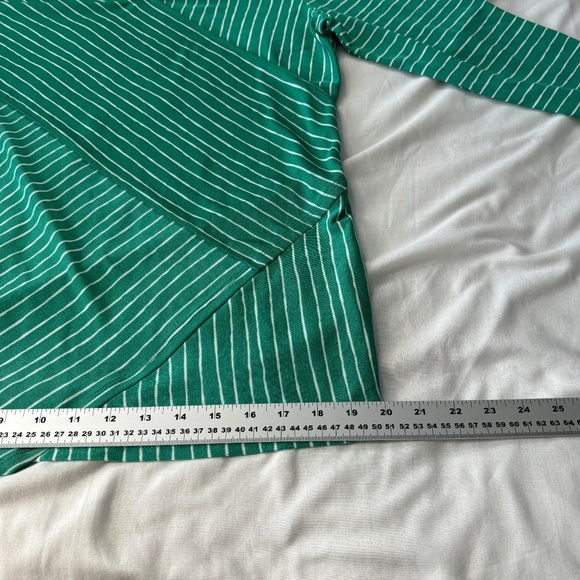 CHICO'S TRAVELERS Women's 3/4 Sleeve Asymmetrical V-Neck Shirt Green Medium - Picture 10 of 12